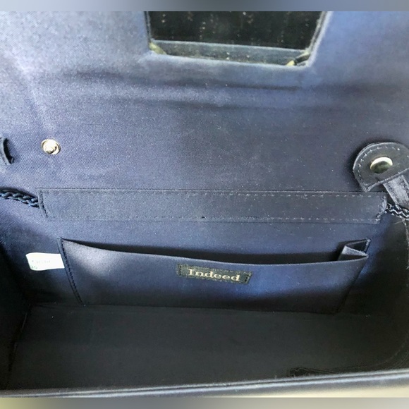 Elegant Silk Handbag & Shaw - Picture 5 of 6